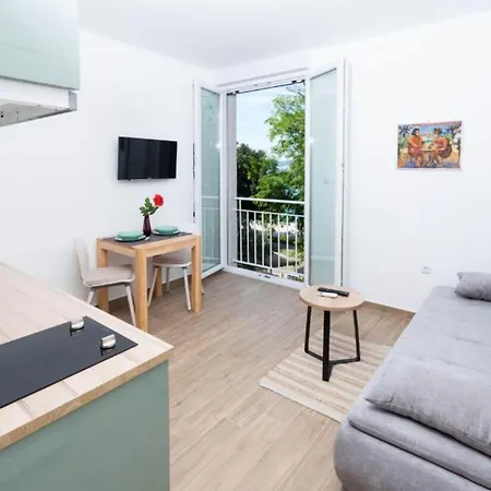 Romantic In With And Garden Views Apartment Zadar
